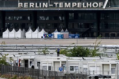 Cientos de refugiados alojados en barracones prefabricados en el antiguo aeropuerto de Tempelhof, en Berlín, el pasado 19 de septiembre.