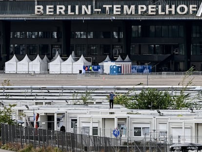 Cientos de refugiados alojados en barracones prefabricados en el antiguo aeropuerto de Tempelhof, en Berlín, el pasado 19 de septiembre.