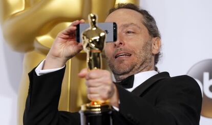 Emmanuel Lubezki, Oscar al mejor director de fotografía por 'Birdman', retrata tras la gala su estatuilla.