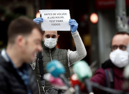 Concentración de varios sindicatos frente al Parlamento de Navarra para rechazar el regreso a la aulas en la fase 2, el 15 de mayo.