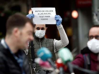 Concentración de varios sindicatos frente al Parlamento de Navarra para rechazar el regreso a la aulas en la fase 2, el 15 de mayo.