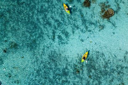 Canoas y kayaks en la isla polinesia de Aitutaki.