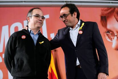 Los exconsejeros catalanes excarcelados Jordi Turull (i) y Josep Rull, en un acto de campaña.