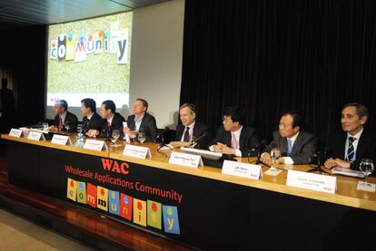 Las operadoras han presentado en Barcelona una plataforma conjunta para competir con las tiendas de aplicaciones de Apple y Google. De derecha a izquierda, Julio Linares (Telefónica), JK Shin (Samsung), Hyun-Myung Pyo (KT), Jean-Philippe Vanot (Orange), Hans Vestberg (Ericsson), Randall Stephenson (AT&T), Peter Suh (WAC) y Michel Combes (Vodafone)".