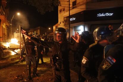 Los enfrentamientos concluyeron con una escena insólita: los antidisturbios levantando banderas blancas en son de paz, tras quedarse sin munición.