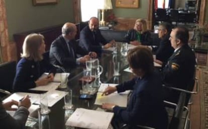 Reunión por las okupaciones ilegales en la Delegación del Gobierno.