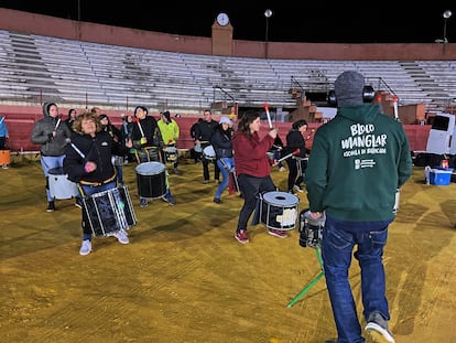 Alfredo del Río dirige un ensayo de la escuela Bloco Manglar en la plaza de toros de Parla, en Madrid.