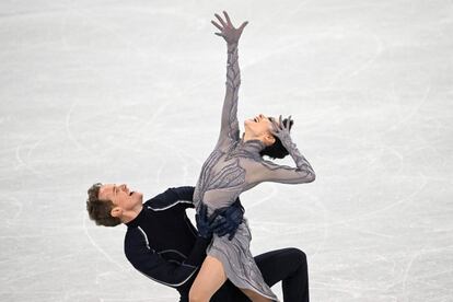 Madison Chock y Evan Bates, del equipo estadounidense, en la competición de patinaje artístico sobre hielo por parejas, el 7 de febrero.