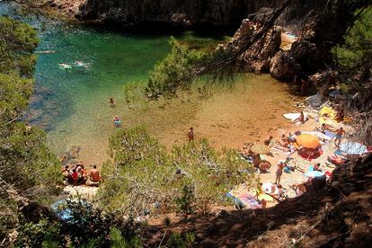 El aroma de la pinaza, su angosta hechura, que la urbanización pase casi inadvertida… Todo nos hace desconectar del mundo. Una placa en la barraca de pescadores recuerda las estancias de Josep Pla, el gran escritor del Mare Nostrum, de sus costas y sus vientos. Una Costa Brava mítica, extinta, a la que podremos recorrer en kayak (www.kayakingcostabrava.com) desde Tamariu.