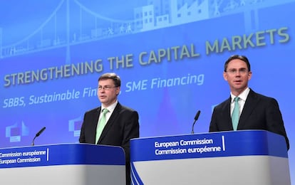 Los vicepresidentes de la CE, Valdis Dombrovskis (izda.) and Jyrki Katainen, presentan en Bruselas la regulación de inversiones ecológicas. / AFP PHOTO / EMMANUEL DUNAND