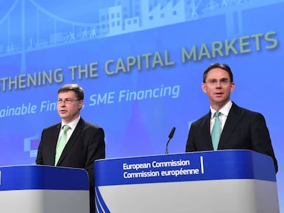Los vicepresidentes de la CE, Valdis Dombrovskis (izda.) and Jyrki Katainen, presentan en Bruselas la regulación de inversiones ecológicas. / AFP PHOTO / EMMANUEL DUNAND