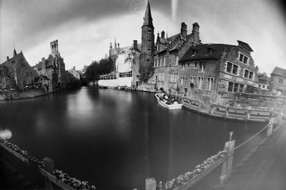 Esta vista de la ciudad de Brujas, en Bélgica, también fue obtenida a través de una cámara artesanal hecha con una lata de aluminio.