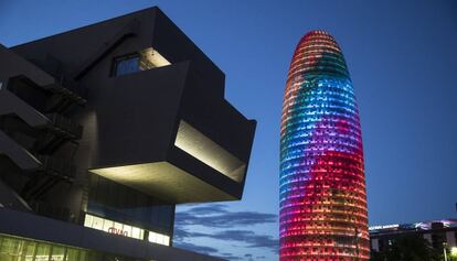 La Torre Gl&ograve;ries, iluminada con motivo del Orgullo.