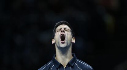 Djokovic se lamenta tras fallar un golpeo.