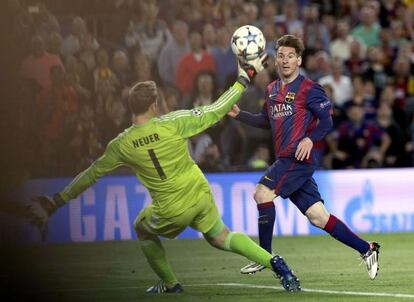Messi supera a Neuer en el partido de ida en el Camp Nou.