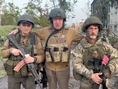 El jefe del Grupo Wagner, Yevgueni Prigozhin, hace una declaración en Bajmut junto a dos paramilitares de su compañía en un vídeo difundido el pasado 25 de mayo