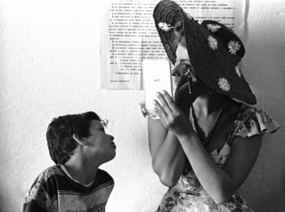 Sophia Loren nas filmagens de 'Pão, amor e ...', em Pozzuoli (Nápoles), em 1955.