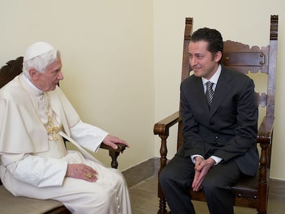 Paolo Gabriele, con el papa Benedicto XVI cuando le visitó en la prisión del Vaticano en diciembre de 2012.