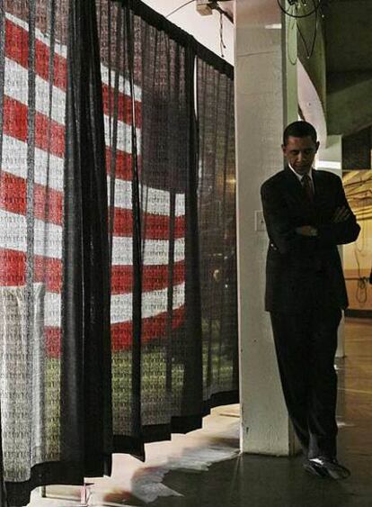 Barack Obama antes de intervenir en un acto de campaña en Beckley.