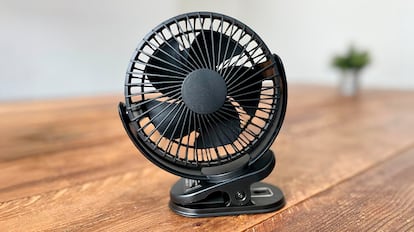 La pinza del ventilador USB ATEngeus permite sujetarlo a cualquier superficie.