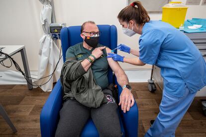 Una sanitaria vacuna a un miembro de la Guardia Civil en el hospital de campaña de La Fe de Valencia el 24 de marzo.