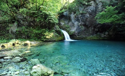 Cascada en el Ojo Azul, cerca de Ksamil (Albania).