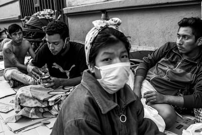 J.F. (22 años) desayuna junto a otros peruanos que, al igual que él, duermen en la calle, en el Centro de Lima (Perú). La declaración del emergencia lo dejó sin trabajo y ya no tiene dinero, ni para pagar el alquiler de la habitación en la que dormía, ni para enviar a su esposa e hijo, que le esperan en Caracas (Venezuela).