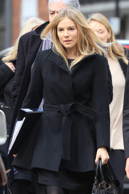 Hace pocos días Sienna Miller acudió al juzgado para contar cómo se sintió espiada por el tabloide The News of the World. 