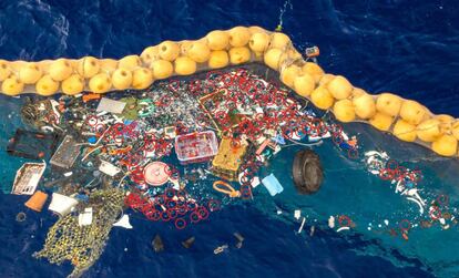 Imagen publicada por Rebecca Helm en Twitter para denunciar el sistema de The Ocean Cleanup.