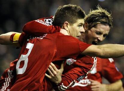 Gerrard y Fernando Torres celebran el segundo gol del Liverpool, marcado de penalti por el centrocampista.