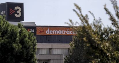 Pancartas a favor del 1-O en la fachada de uno de los edificios de TV3.