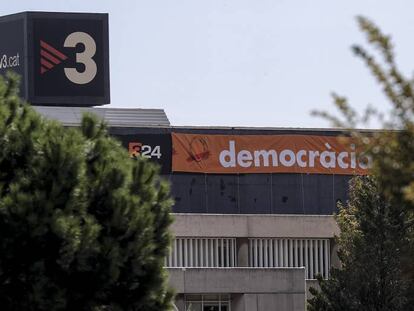 Pancartas a favor del 1-O en la fachada de uno de los edificios de TV3.