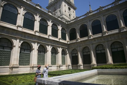 Dos visitantes en el patio del claustro de los evangelistas cuando se abrió al público este verano.