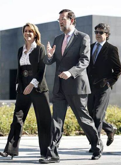 De Cospedal, Rajoy y Moragas, ayer antes de la reunión.