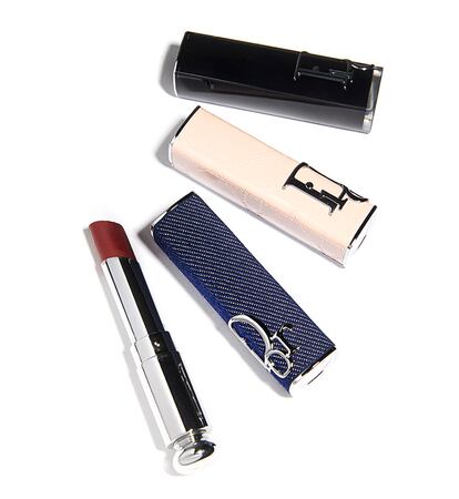 El labial Dior Addict, de DIOR, presenta nueva fórmula, más brillante y duradera, y estuche recargable con carcasas intercambiables.