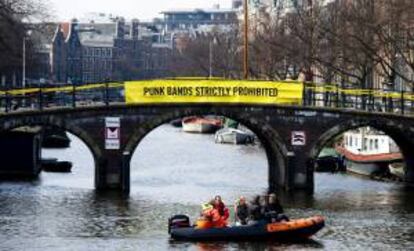 Una pancarta contra la visita del presidente ruso Vladimir Putin es mostrada en un puente de Amsterdam, Holanda, el 8 de abril del 2013.