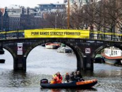 Una pancarta contra la visita del presidente ruso Vladimir Putin es mostrada en un puente de Amsterdam, Holanda, el 8 de abril del 2013.