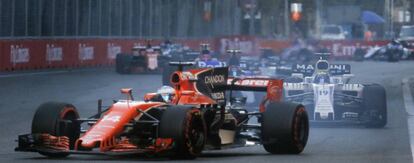 Alonso, durante un momento de la carrera en Bakú.