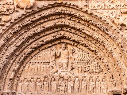 Detalle del tímpano románico de la iglesia de Santa María la Real, del siglo XII, en la localidad de Sangüesa (Navarra).