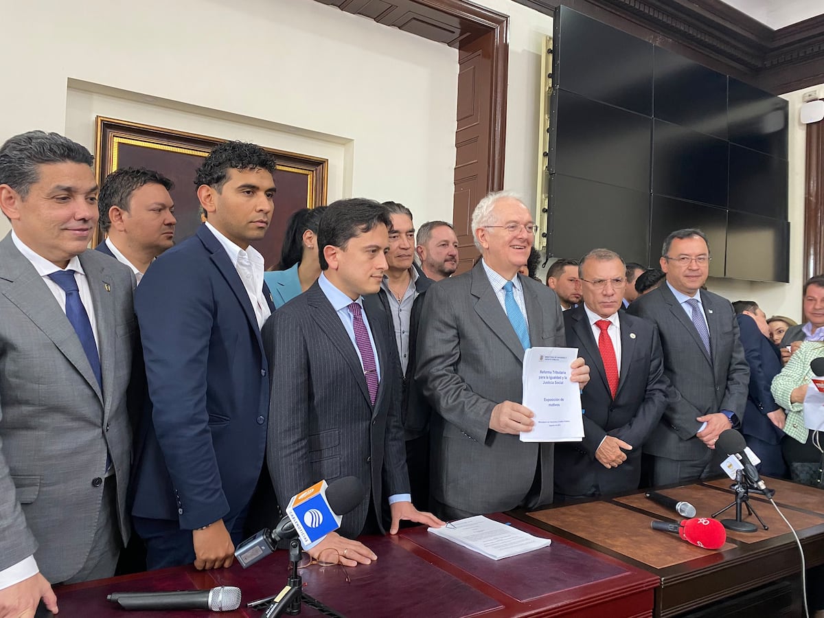 El Gobierno de Petro presenta la reforma tributaria en su primer día ...