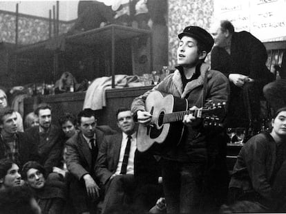 Bob Dylan en 1962, actuando en Londres.
