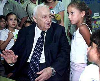 El primer ministro israelí, Ariel Sharon, junto a varios niños en la apertura del curso escolar, ayer en Israel.