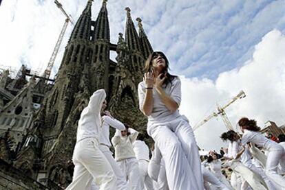 Actuación ante la Sagrada Familia de Barcelona contra la violencia doméstica.