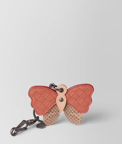 Un divertido llavero de cuero napa para adornar un bolso o almacenar las llaves. Las alas de la mariposa incorporan el icónico trenzado a mano de Bottega Veneta. Precio: 290 euros