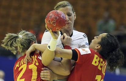 Vanessa Amorós y Nuria Benzal tratan de parar a Laura Steinbach.