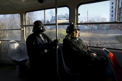 Darth Mykolaiovych Vader utiliza regularmente el tranvía como un ciudadano corriente.