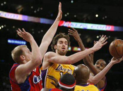 Pau Gasol intenta burlar la defensa de los Clippers para lanzar a canasta