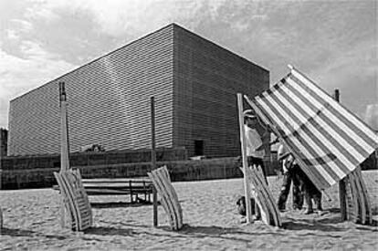 Una vista del edificio Kursaal, de Rafael Moneo, desde la playa de Zurriola, de San Sebastián.