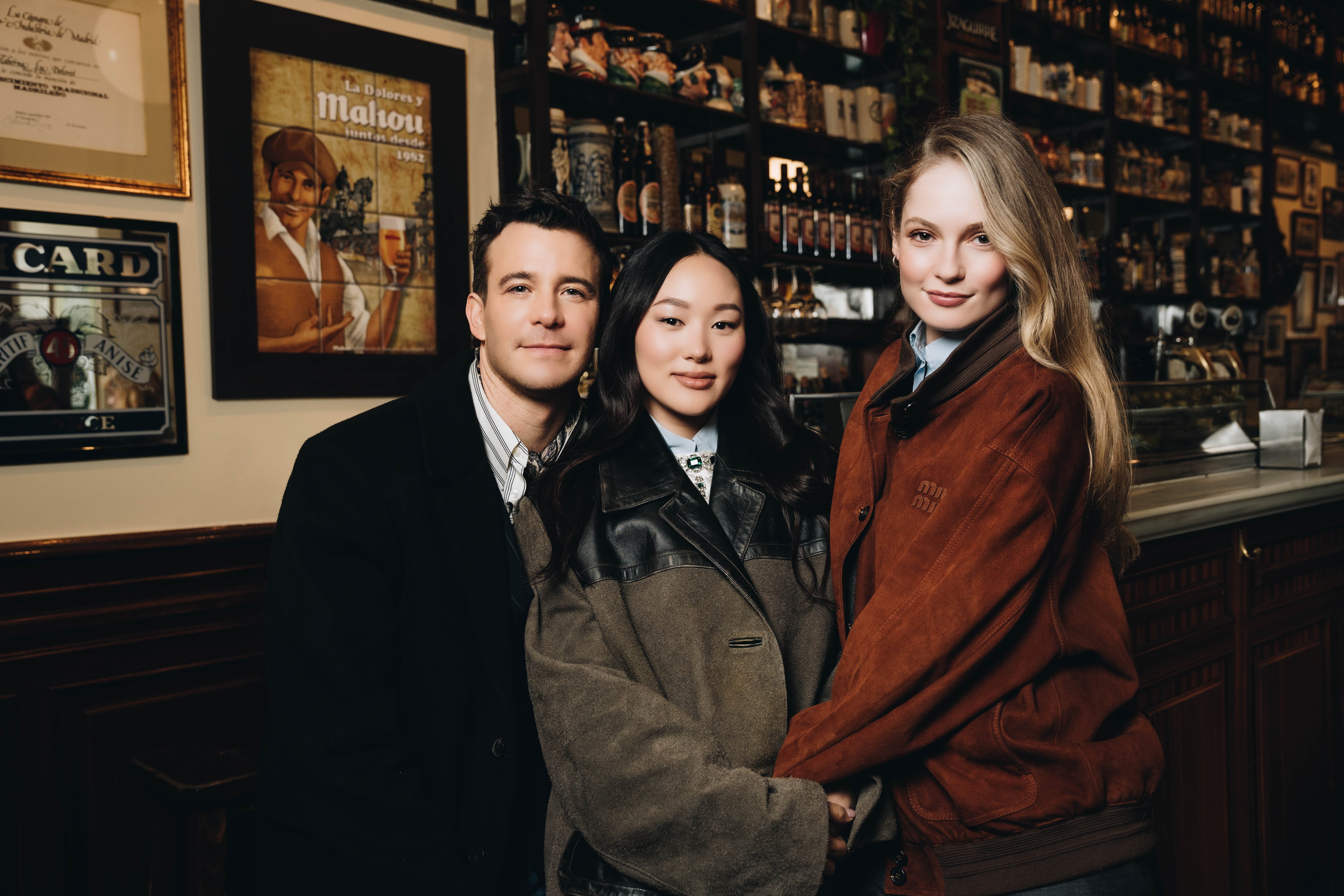 Luke Thompson, Yerin Ha y Hannah Dodd posan este lunes en el bar La Dolores de Madrid.