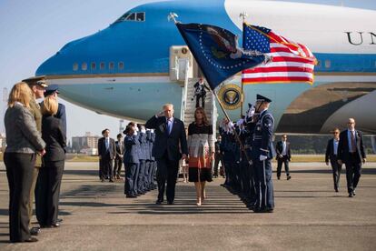 El presidente de los Estados Unidos, Donald Trump, y la primera dama Melania Trump, a su llegada a la base aérea de Yokota en Tokio (Japón), el 5 de noviembre de 2017.